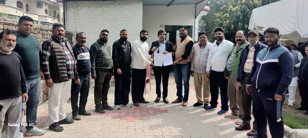 Under the leadership of the President of Safai Karamchari Union, MLA Brahm Shankar Jimpa was met and made aware of the demands.